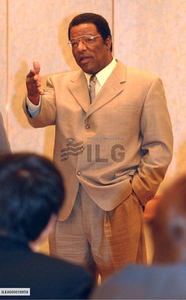 New Orix manager Lee speaks to players