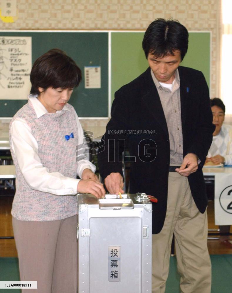 (CORRECTED)Hasuikes cast ballots in 2nd half of local elections