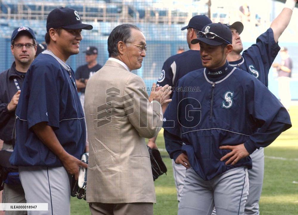 (3)Ichiro, Matsui hit singles in 1st major-league clash