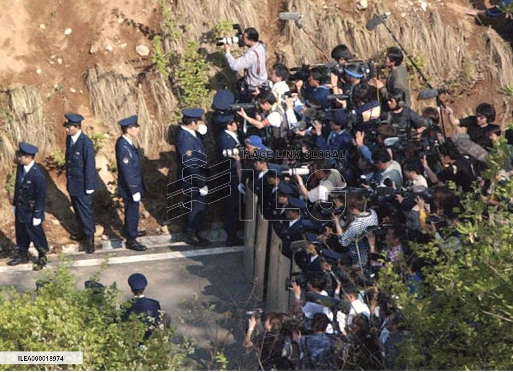 (2)Police crack down on cult in white garment