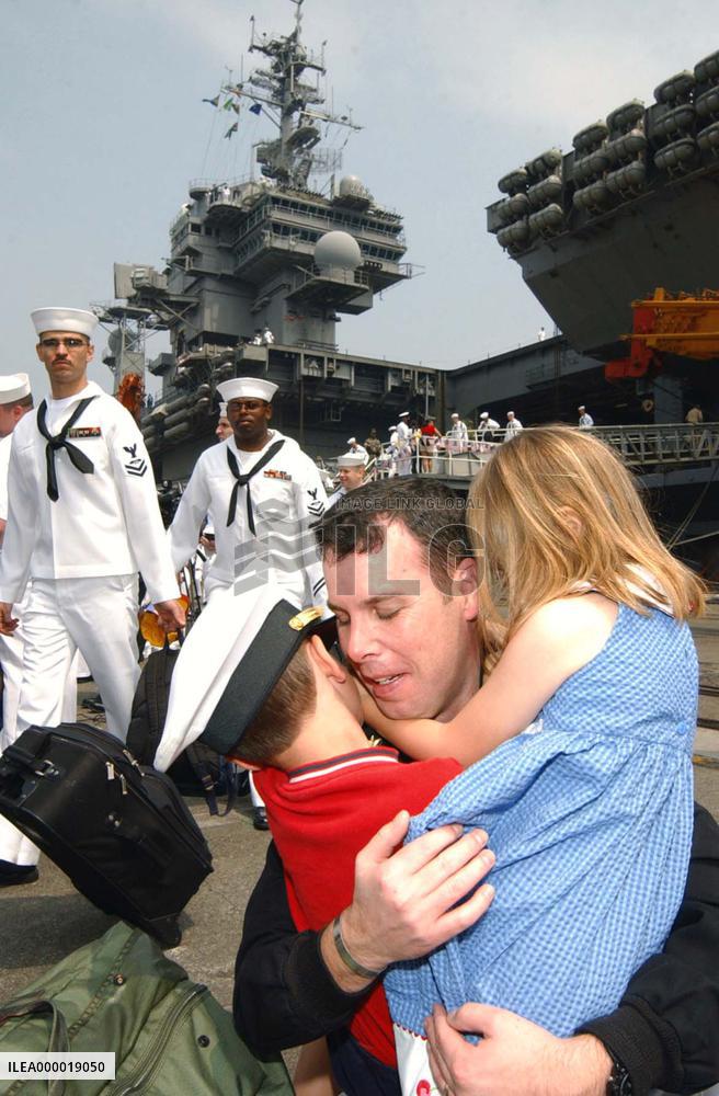 (2)U.S. aircraft carrier Kitty Hawk returns to Japan