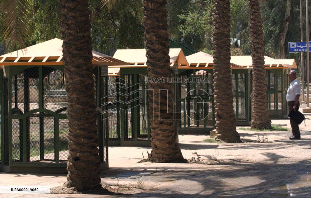 (2)Baghdad zoo looted