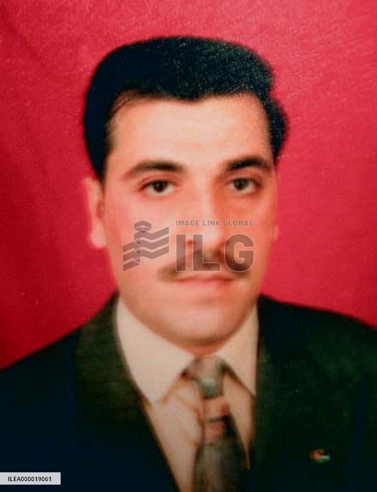 (2)Mainichi president pays respects to victims at Amman airport