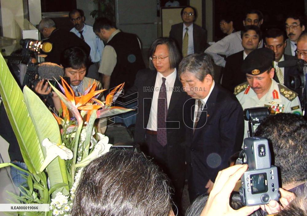 Mainichi president pays respects to victims at Amman airport