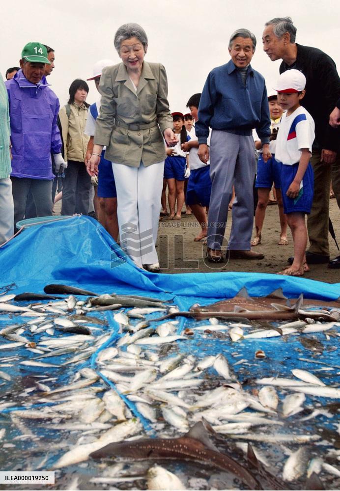 Emperor, empress inspect primary school pupils' catch