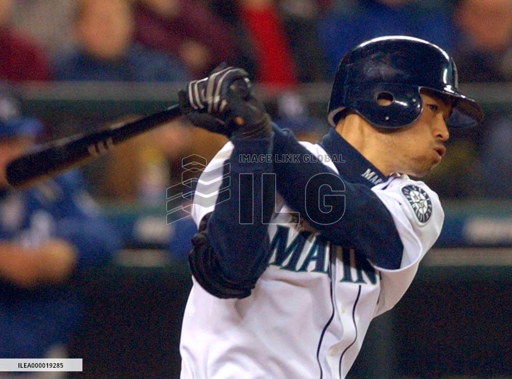 Ichiro extends hitting streak to 11 games