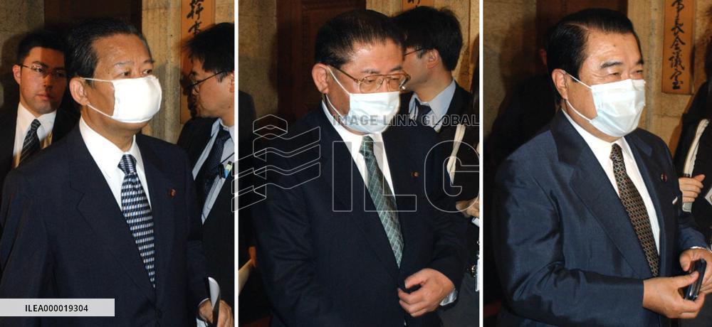 Secretaries general wear SARS-protection masks