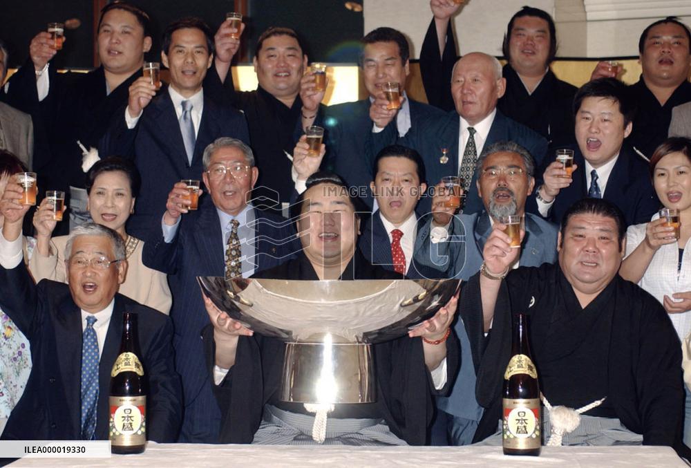 (3)Asashoryu wins sumo title for 1st time as yokozuna