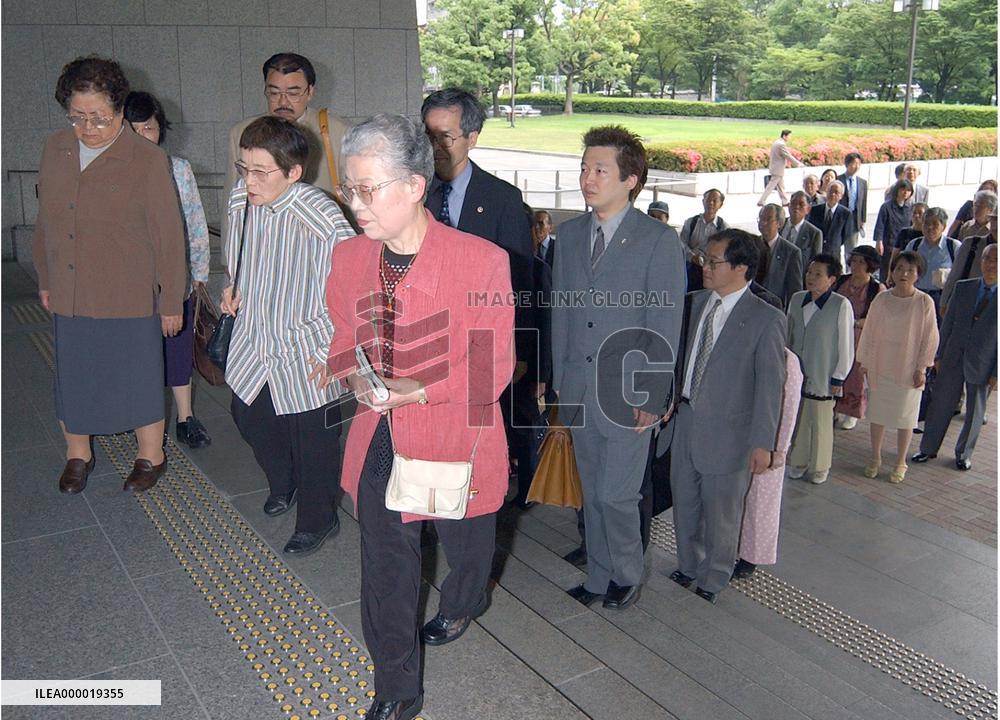 (2)A-bomb survivors sue gov't for refusing victim status