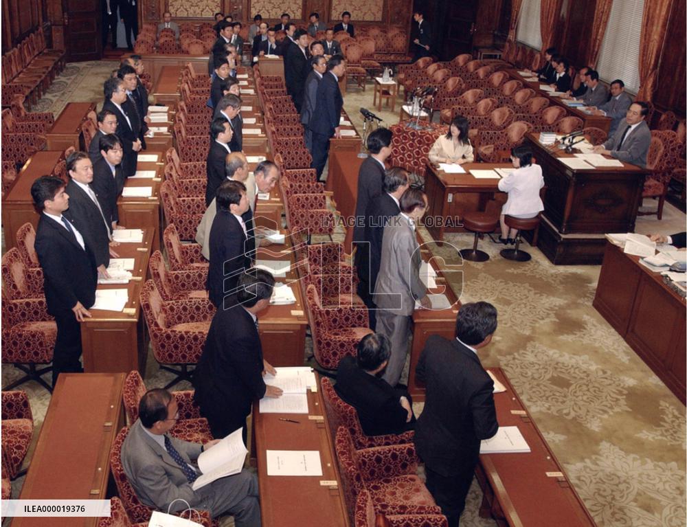 Diet panel gives up trying to find single site for new capital