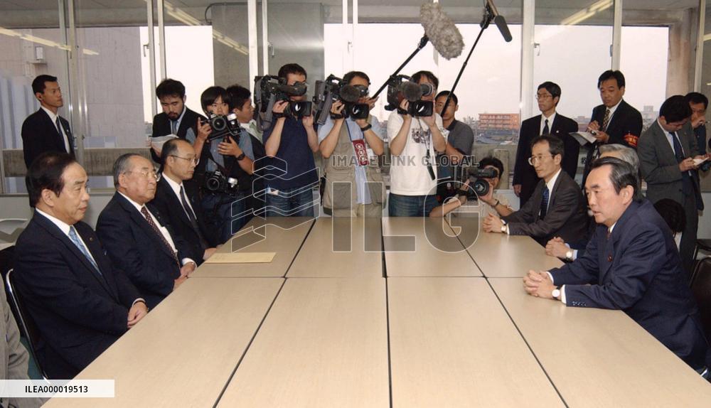 Hiranuma visits Niigata to apologize for TEPCO scandal