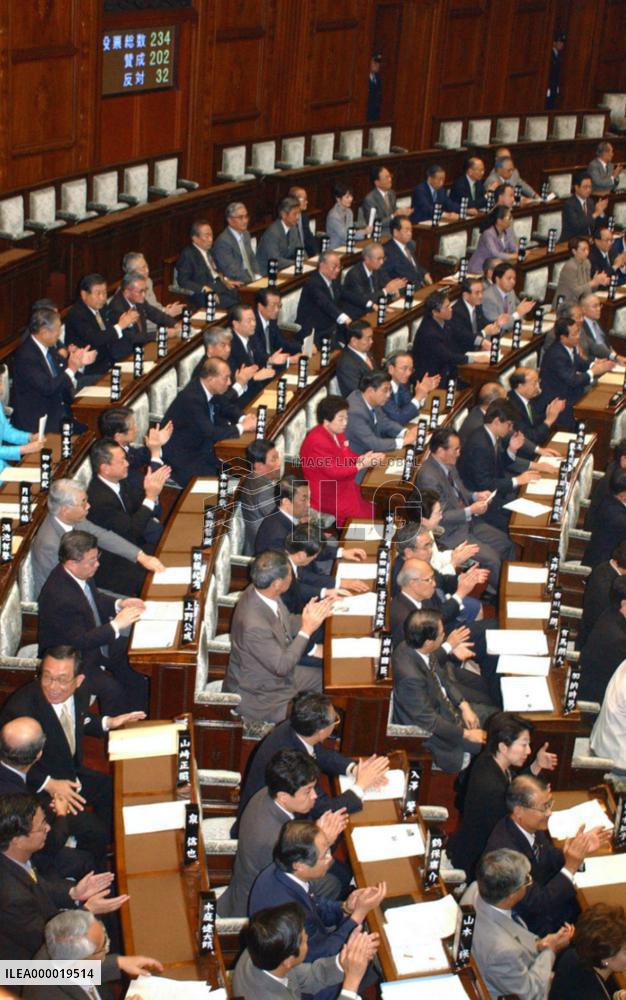 Japan's 1st war-contingency bills enacted