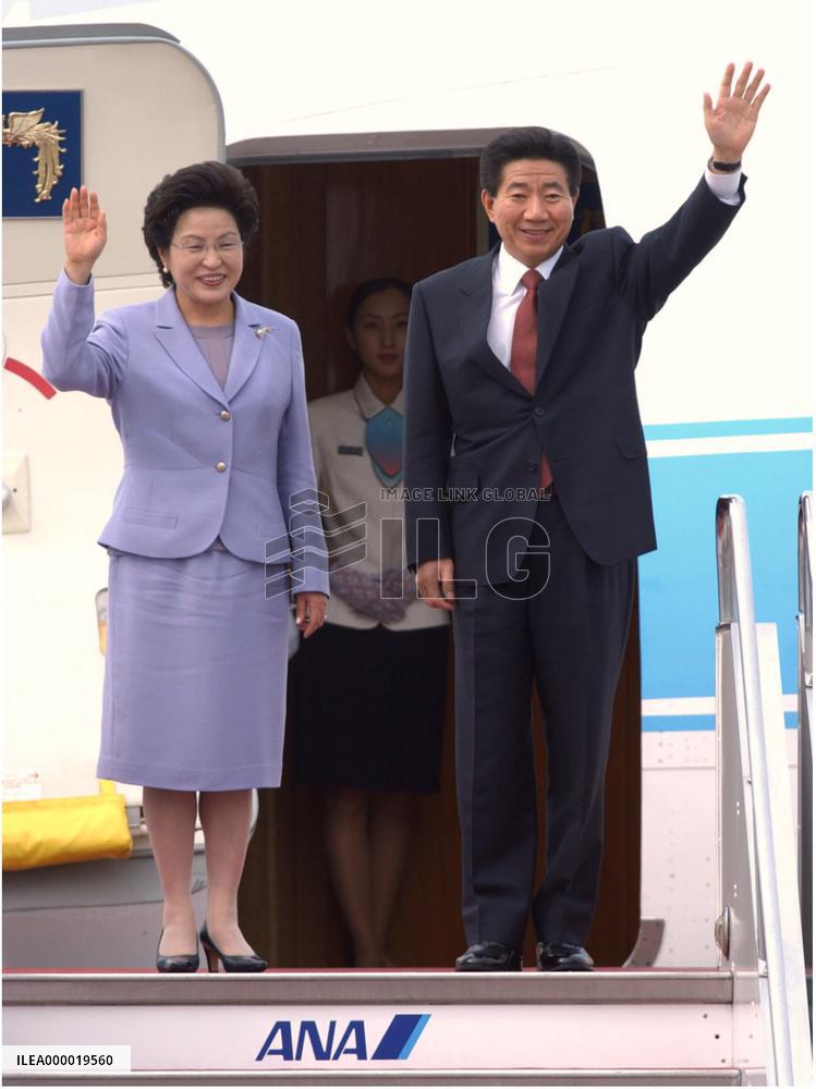 (3)S. Korean President Roh leaves Japan