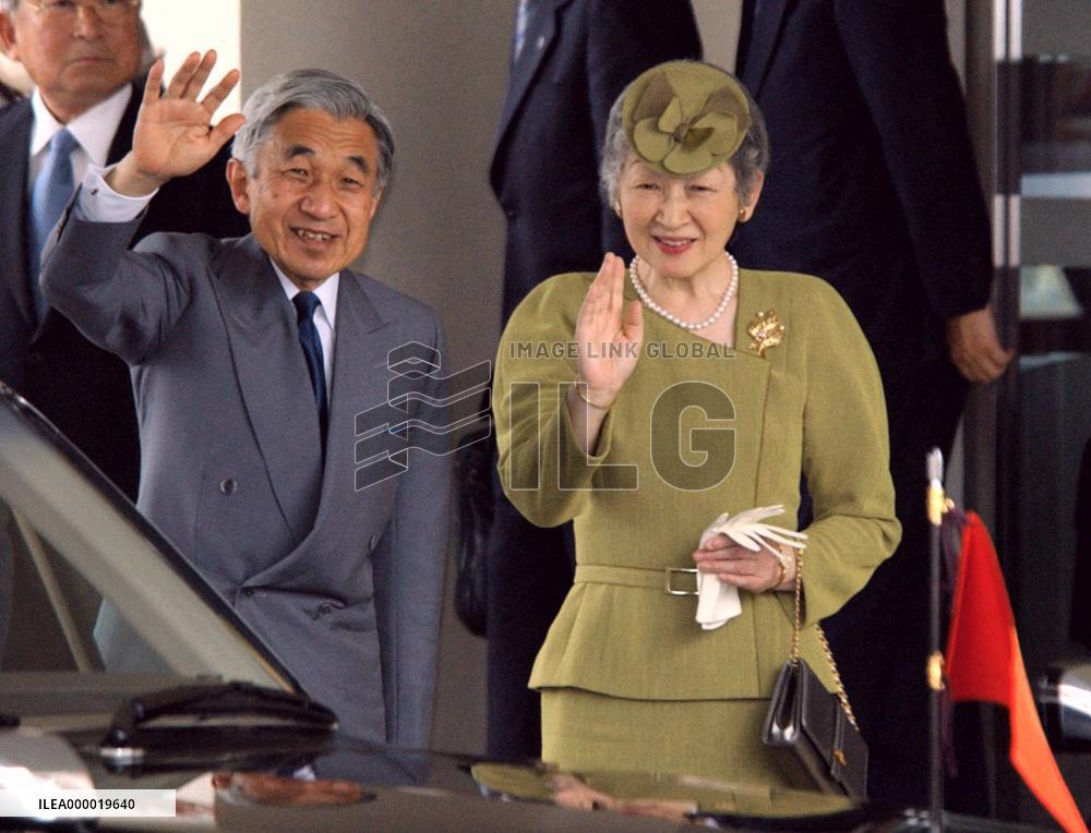 (1)Emperor, empress welcome Hasuikes home from N. Korea
