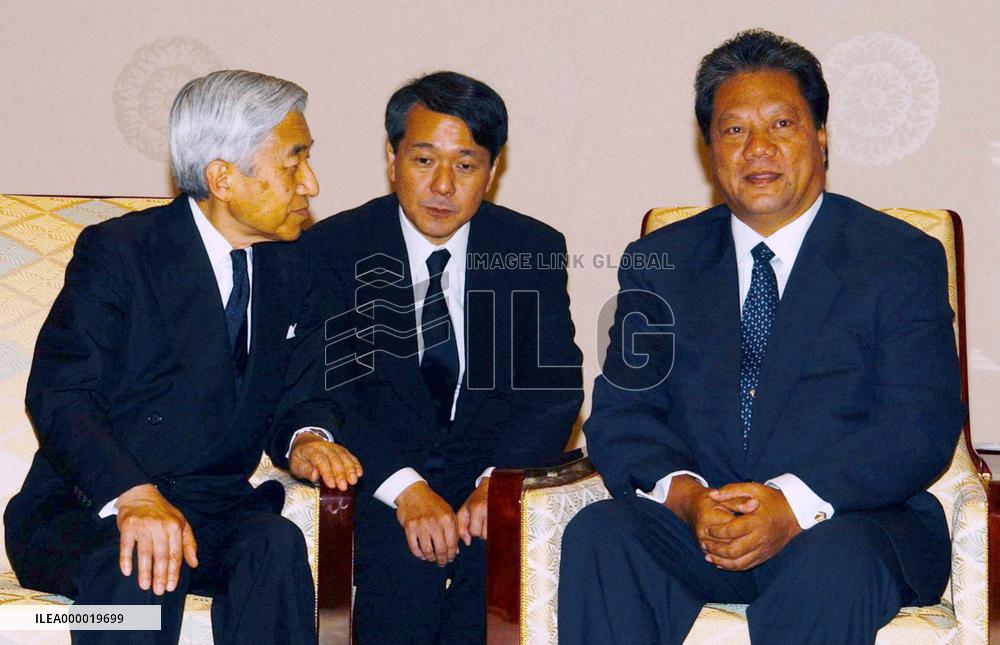 Emperor Akihito meets with Marshall Islands President Note
