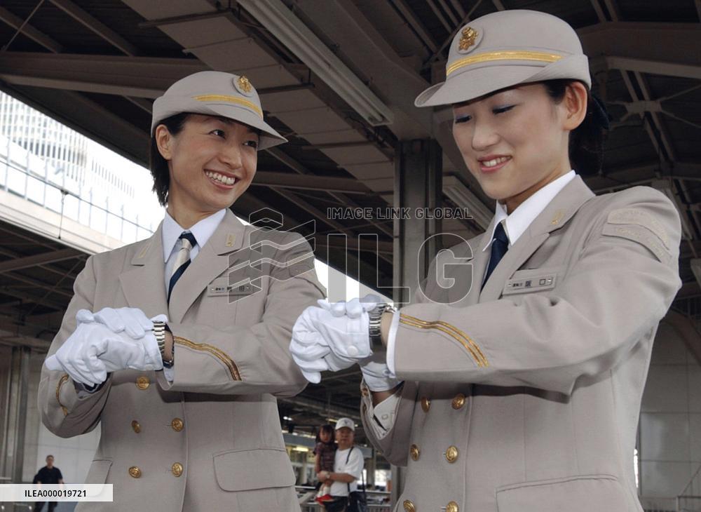 (2)4 female drivers debut on Tokaido Shinkansen bullet trains