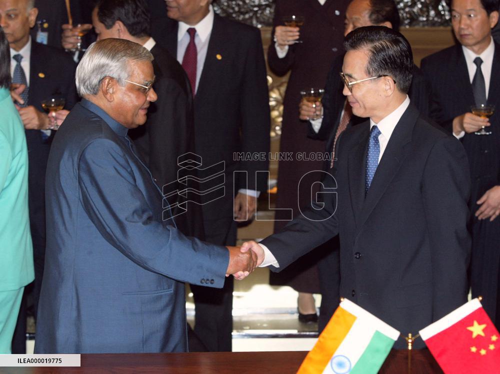 (2)Indian and Chinese premiers meet in Beijing