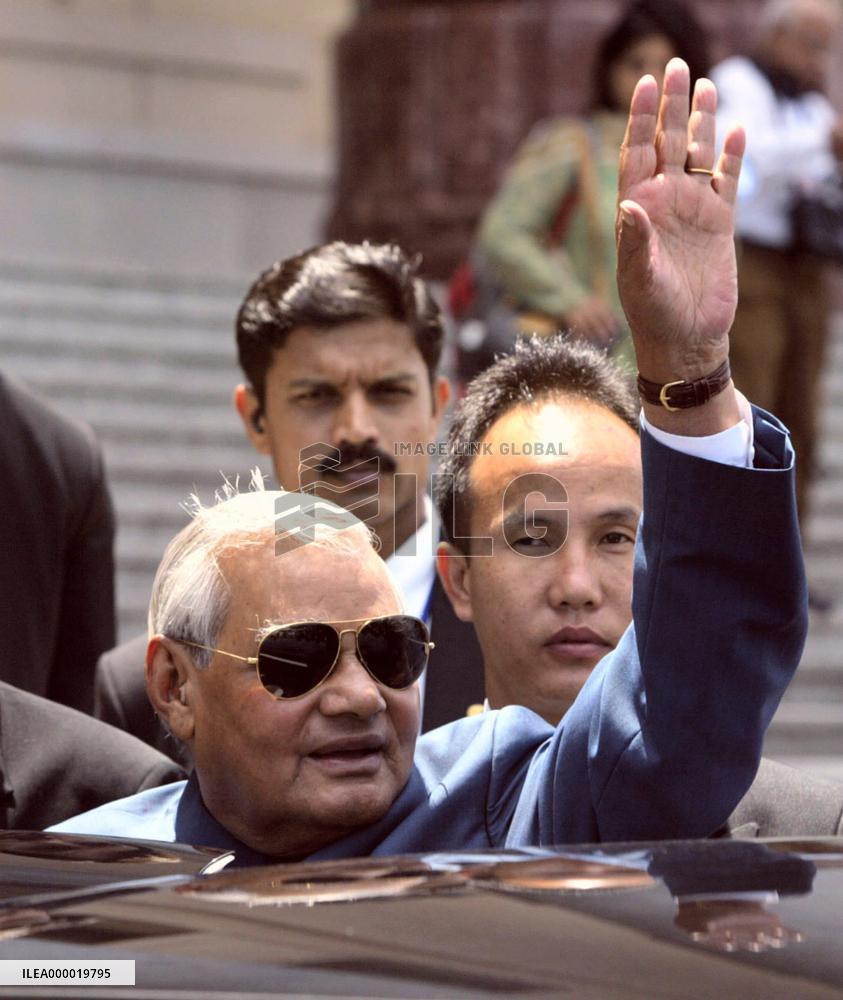 (4)Indian and Chinese premiers meet in Beijing