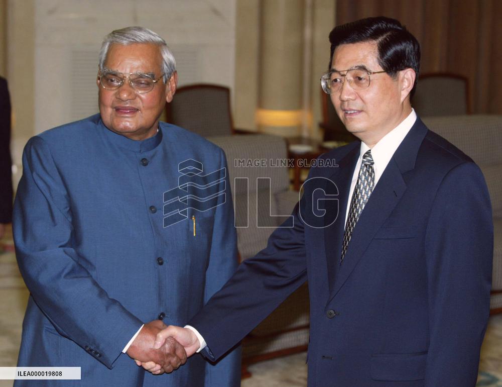 (1)Vajpayee meets with Hu