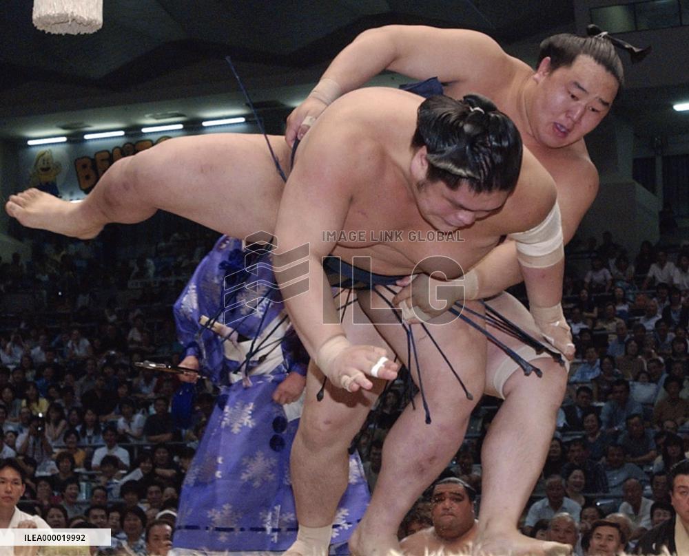 Asashoryu beats Tochinonada