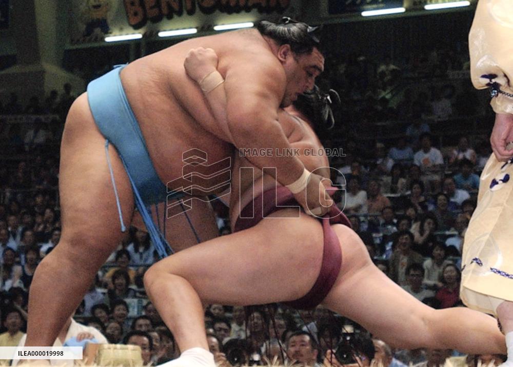 Musashimaru beats Kyokutenho