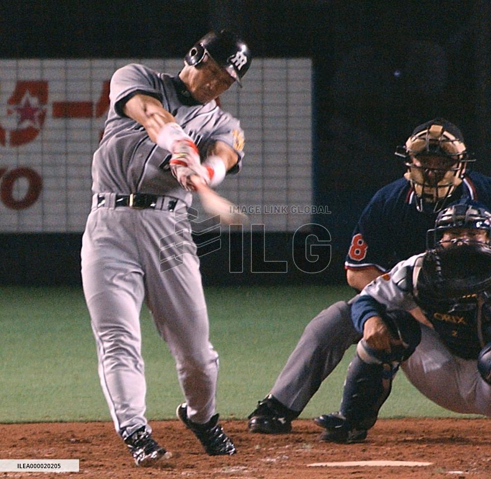 Kanemoto hits two solo homers