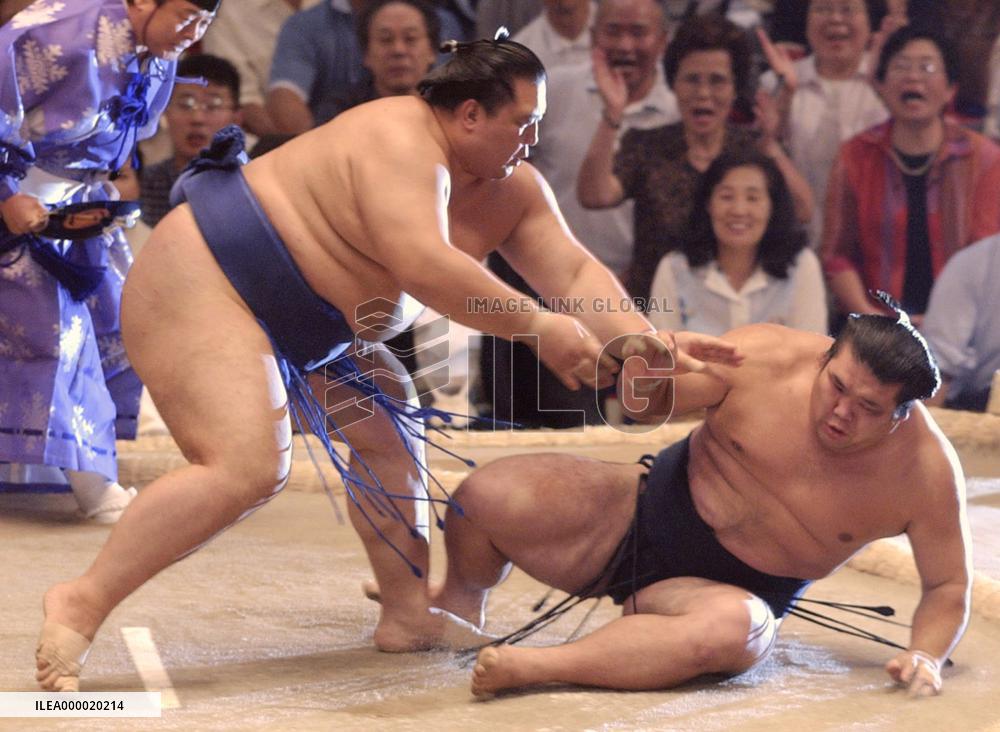 Ozeki Kaio beats fellow ozeki Tochiazuma