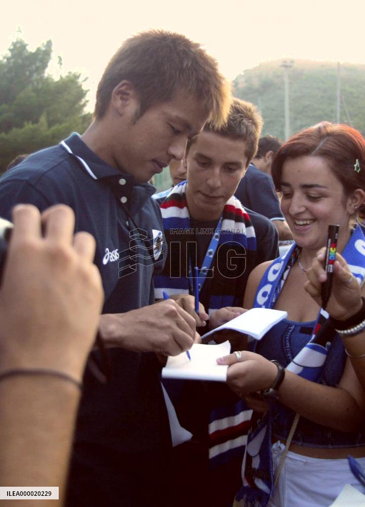 (2)Yanagisawa practices with Sampdoria teammates