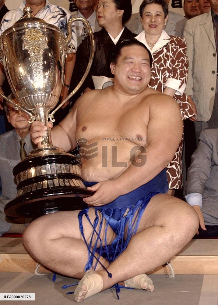 (2)Kaio shoots down Chiyotaikai to win Nagoya basho