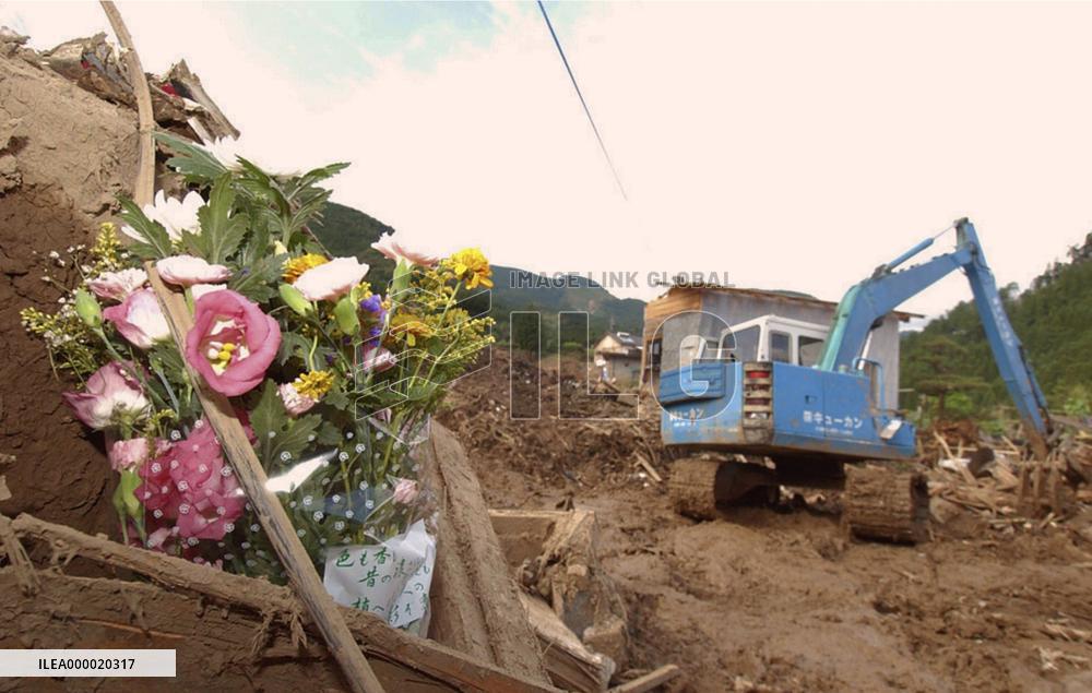 (1)Death toll rises to 15 as mudslide rescue continues