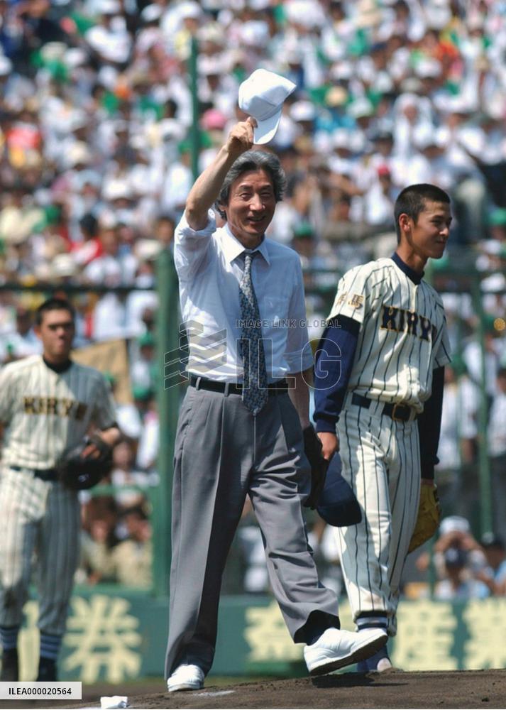 (2)Koizumi throws 1st ball at high school baseball tournament