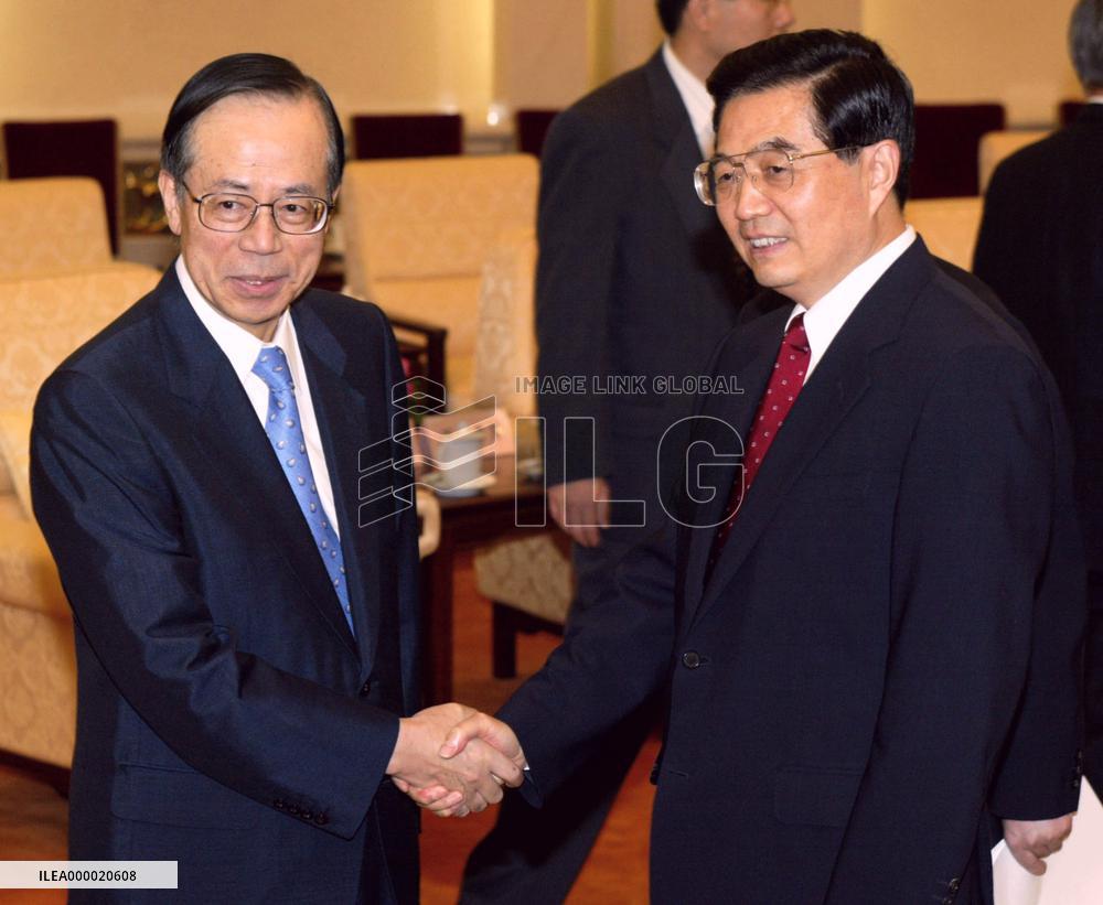 Fukuda meets with Hu