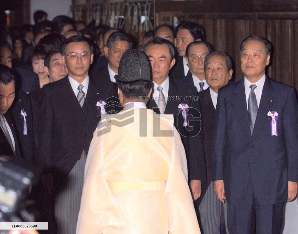 4 ministers pay visit to controversial Yasukuni Shrine