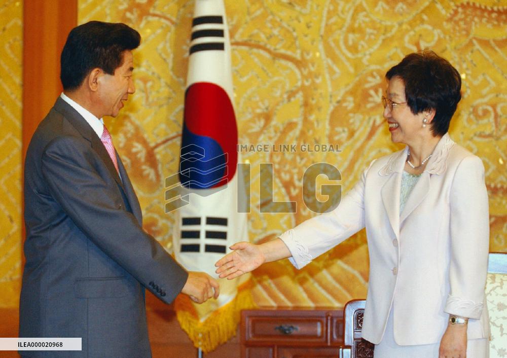 (1)Kawaguchi meets S. Korea's Roh