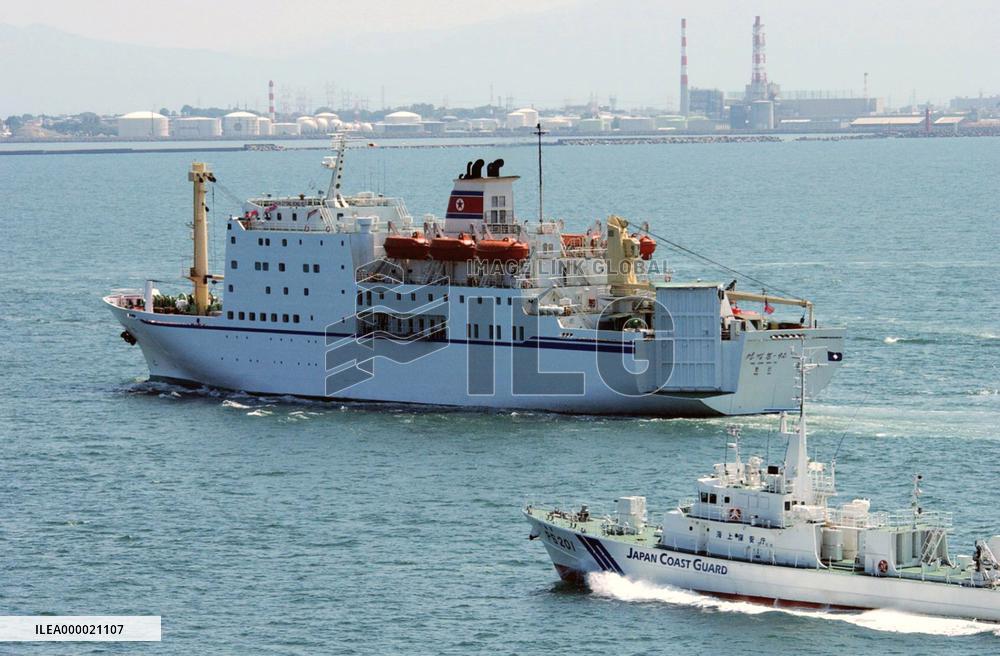 (1)N. Korean ferry Mangyongbong-92 arrives in Niigata