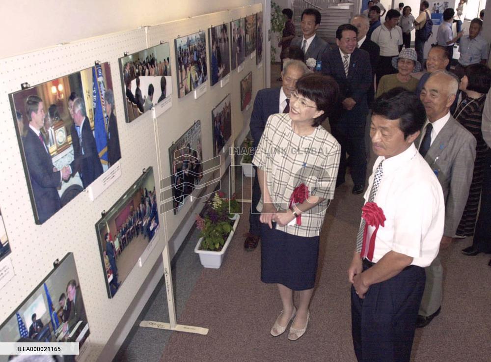 Chimuras visit photo exhibition on abductions