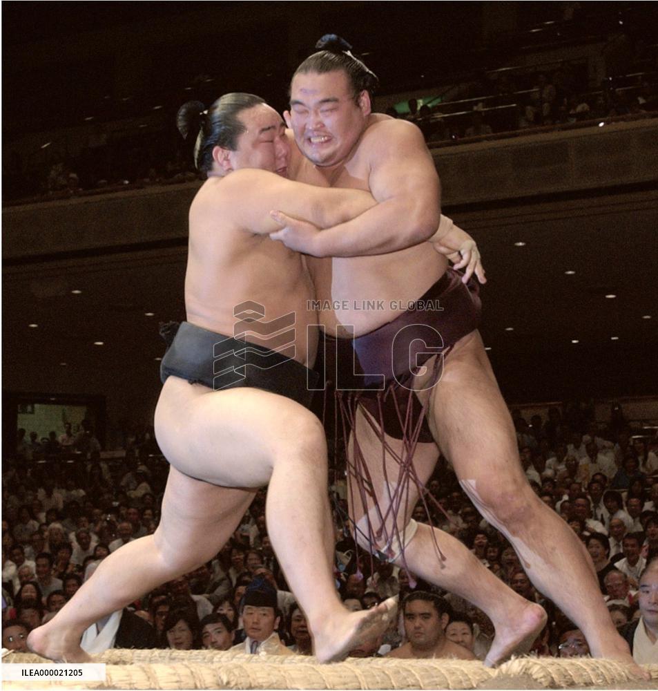 Asashoryu beats Takamisakari