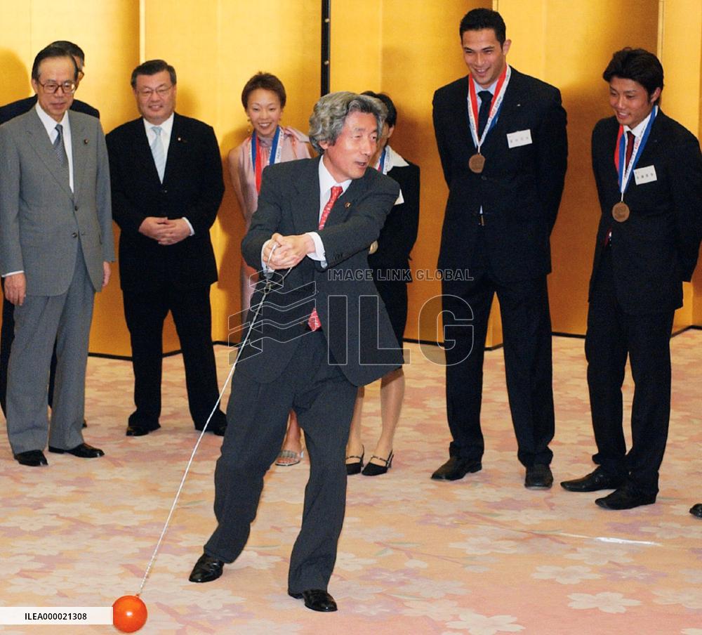 (1)Koizumi cheers top athletes