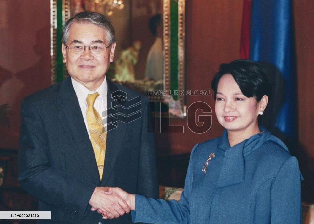 (2)Alloyo hold talks with Okinawa gov. on military bases