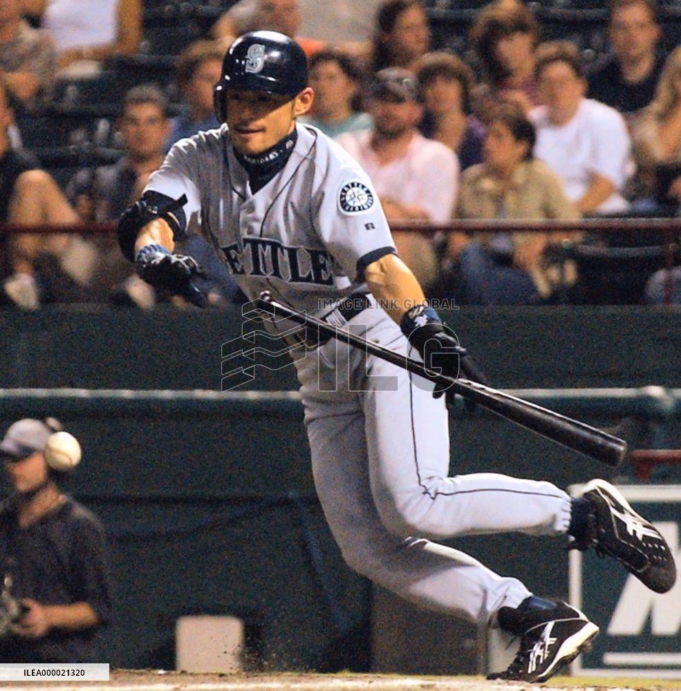 Ichiro makes bunt single