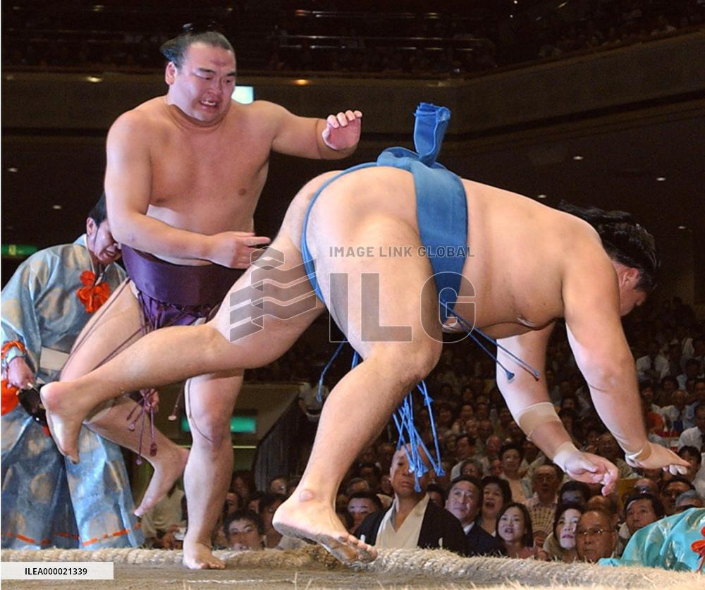 Takamisakari marks 8th win at autumn sumo