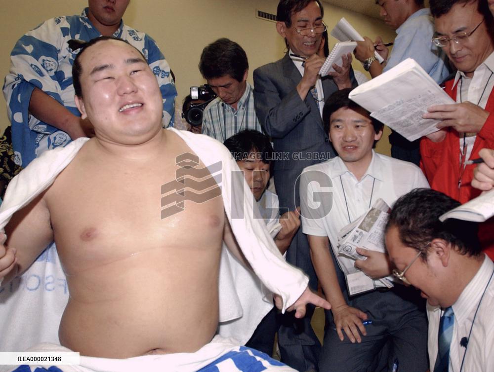 (2)Asashoryu wins 4th title at Autumn sumo