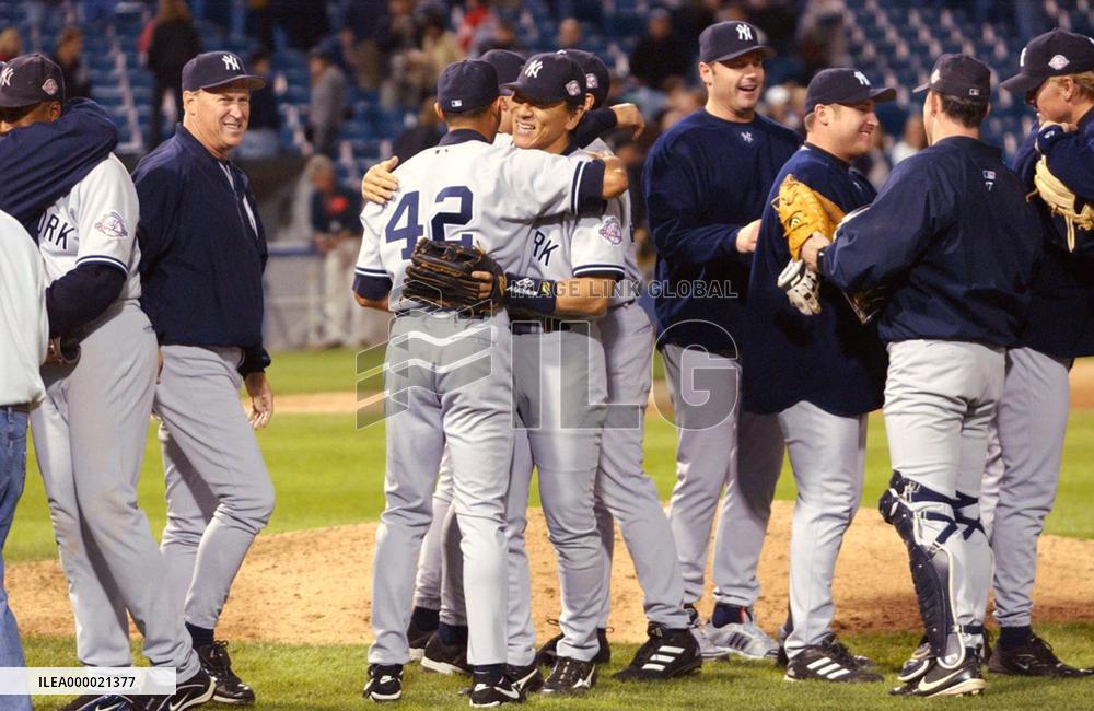(1)N.Y. Yankees clinch division title in AL