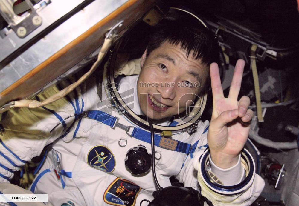 (2)1st manned Chinese spacecraft lands safely