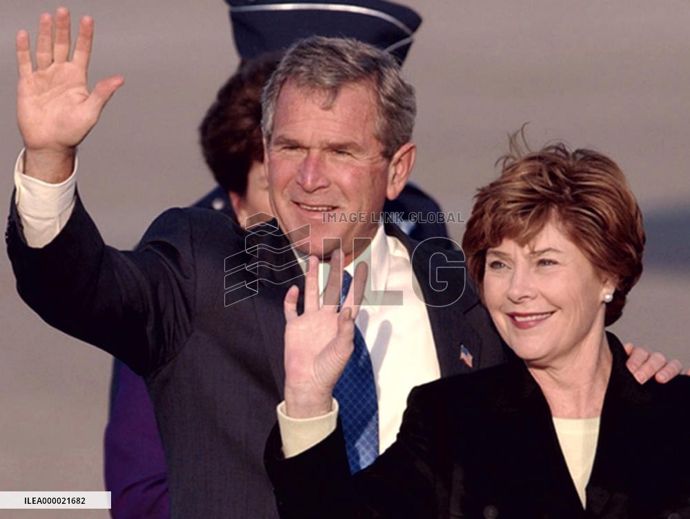 (2)Bush arrives in Tokyo