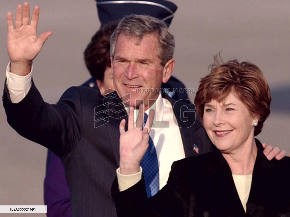 (2)Bush arrives in Tokyo