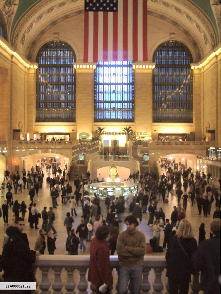 (1)Grand Central Station in N.Y. celebrates 90th birthday