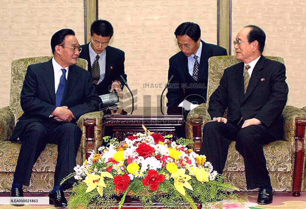 (2)China's No. 2 leader arrives in Pyongyang