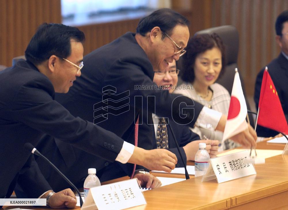 (1)Japan, China hold economic talks to promote trade