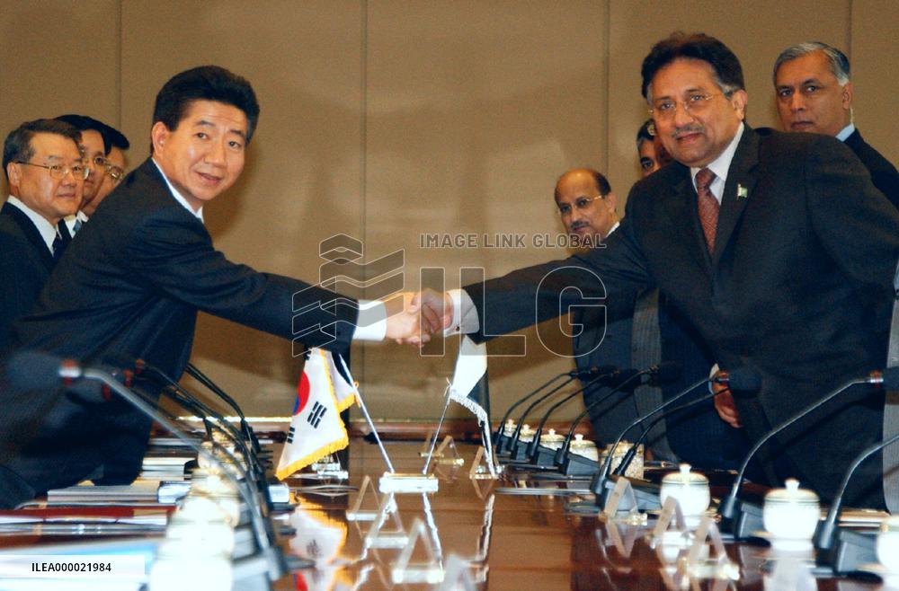 Musharraf meets with Roh